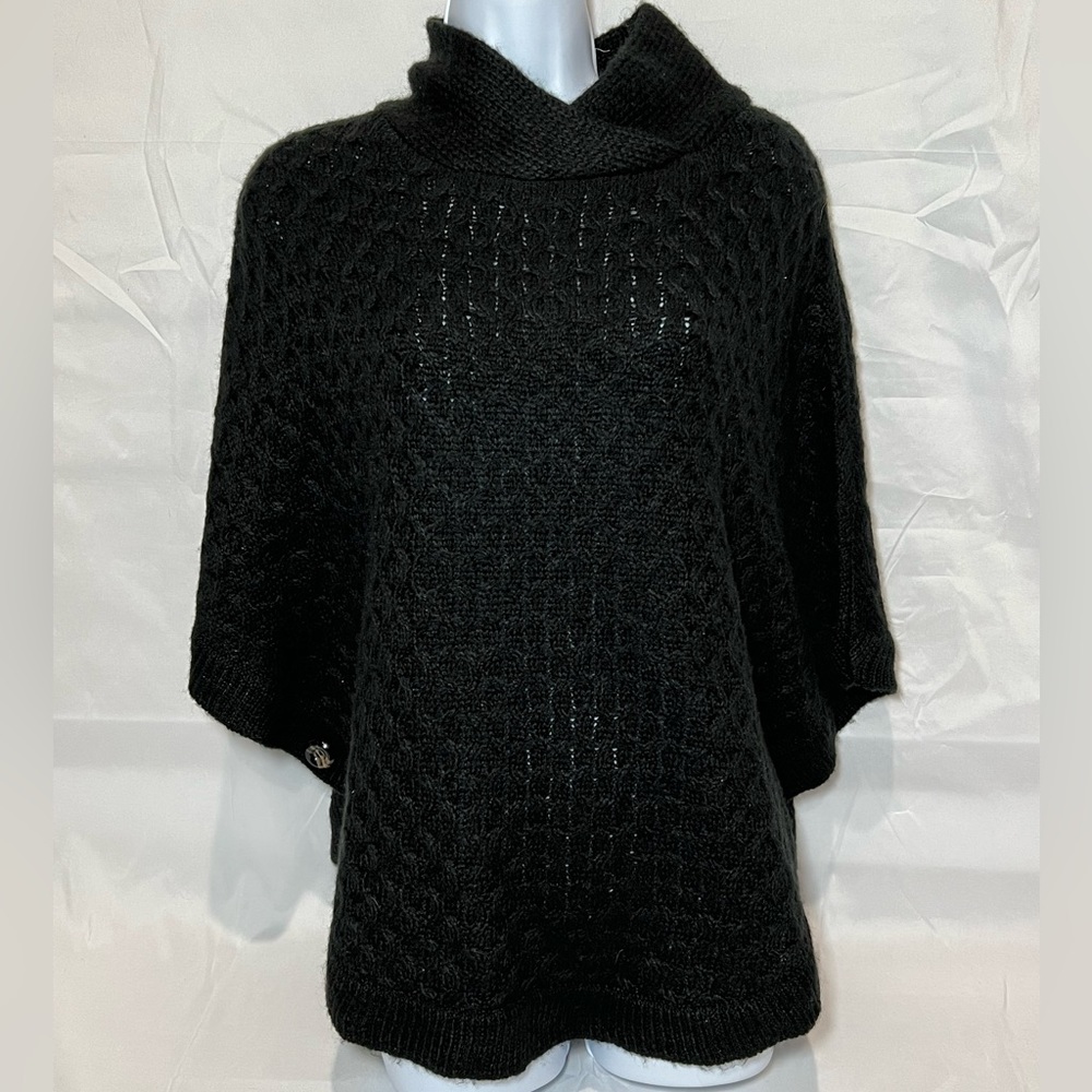 Woman’s D&Y black knitted pullover sweater.